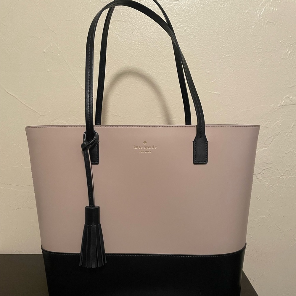 Kate Spade ♠️ tote in EXCELLENT condition